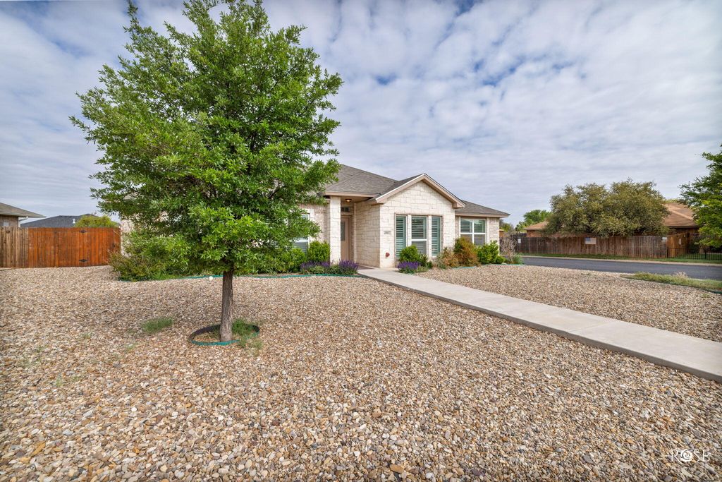 Image 4 of property listing at 4901 Red Oak Lane, San Angelo, TX 76904