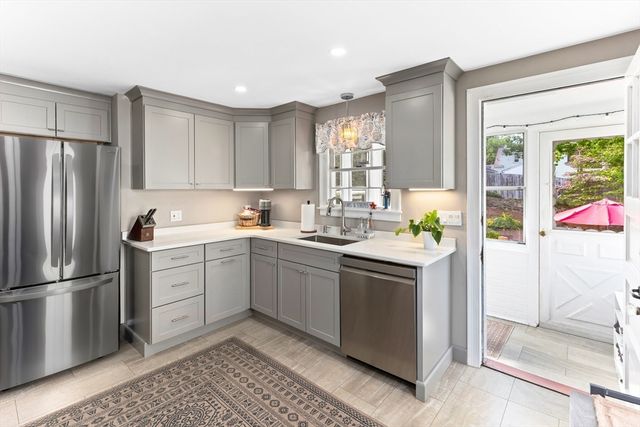 8 Merriweather Rd, Worcester, MA 01602