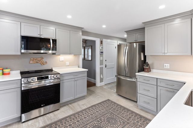 8 Merriweather Rd, Worcester, MA 01602