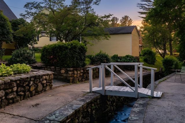 8 Merriweather Rd, Worcester, MA 01602