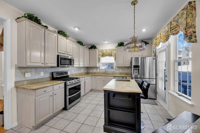 13 Heather Court, Plainsboro, NJ 08536