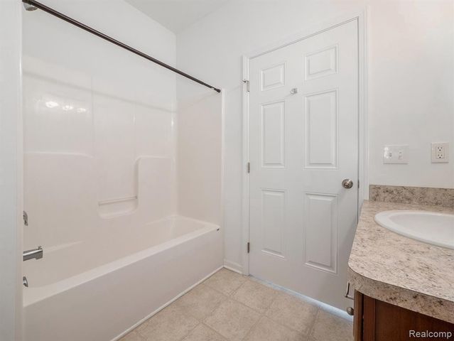 964 W Summerfield Glen Circle 96, Scio Twp, MI 48103