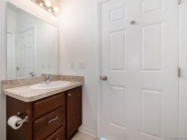 964 W Summerfield Glen Circle 96, Scio Twp, MI 48103