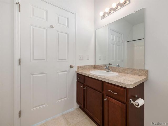 964 W Summerfield Glen Circle 96, Scio Twp, MI 48103