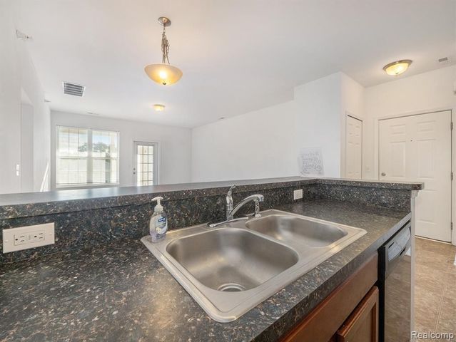 964 W Summerfield Glen Circle 96, Scio Twp, MI 48103