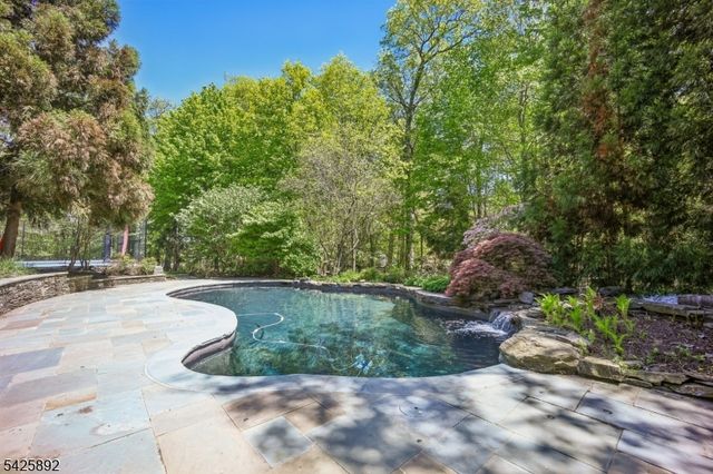 50 Sequoia Dr, Watchung Boro, NJ 07069
