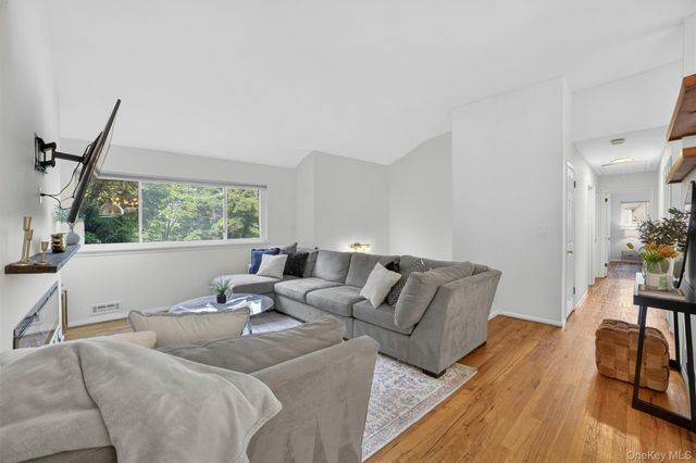 4 Pamela Lane, Valhalla, NY 10595