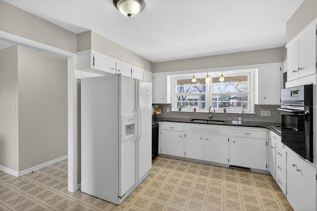 1022 N Stratford Ln, Wichita, KS 67206