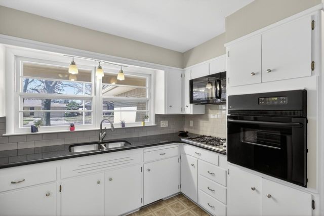 1022 N Stratford Ln, Wichita, KS 67206