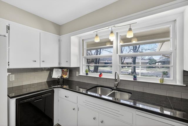 1022 N Stratford Ln, Wichita, KS 67206