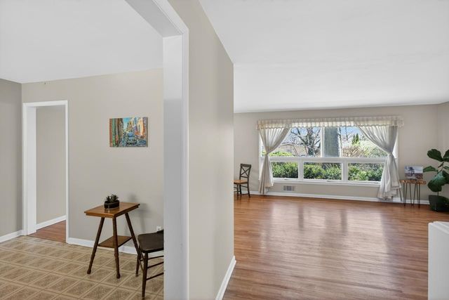 1022 N Stratford Ln, Wichita, KS 67206