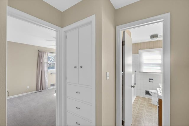 1022 N Stratford Ln, Wichita, KS 67206