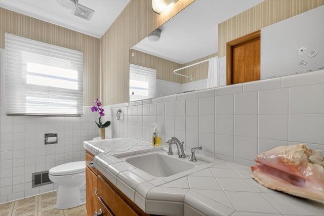 1022 N Stratford Ln, Wichita, KS 67206