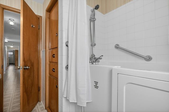 1022 N Stratford Ln, Wichita, KS 67206