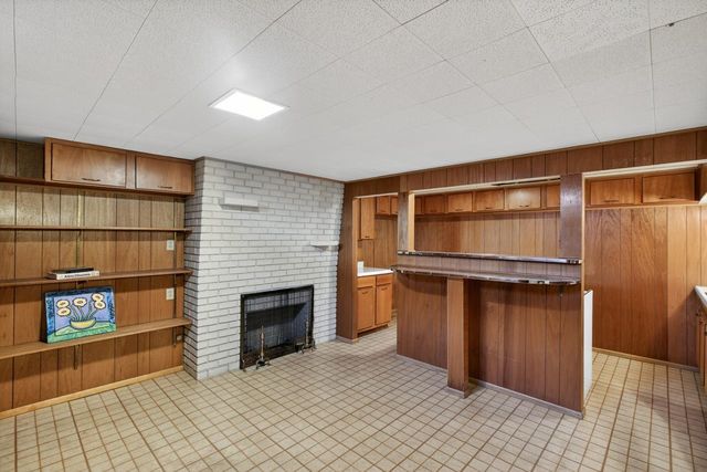 1022 N Stratford Ln, Wichita, KS 67206