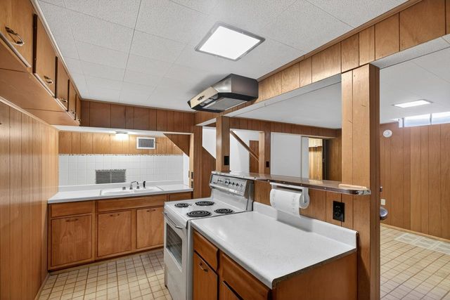 1022 N Stratford Ln, Wichita, KS 67206