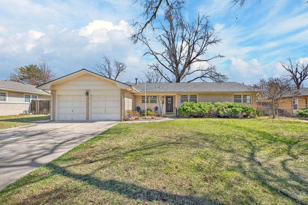 1022 N Stratford Ln, Wichita, KS 67206