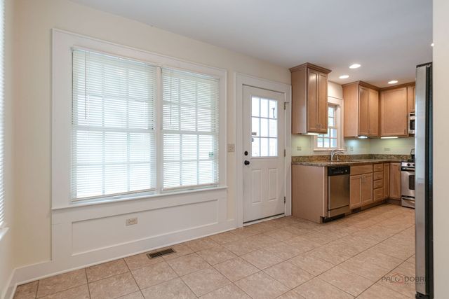 430 N Sheridan Road, Waukegan, IL 60085