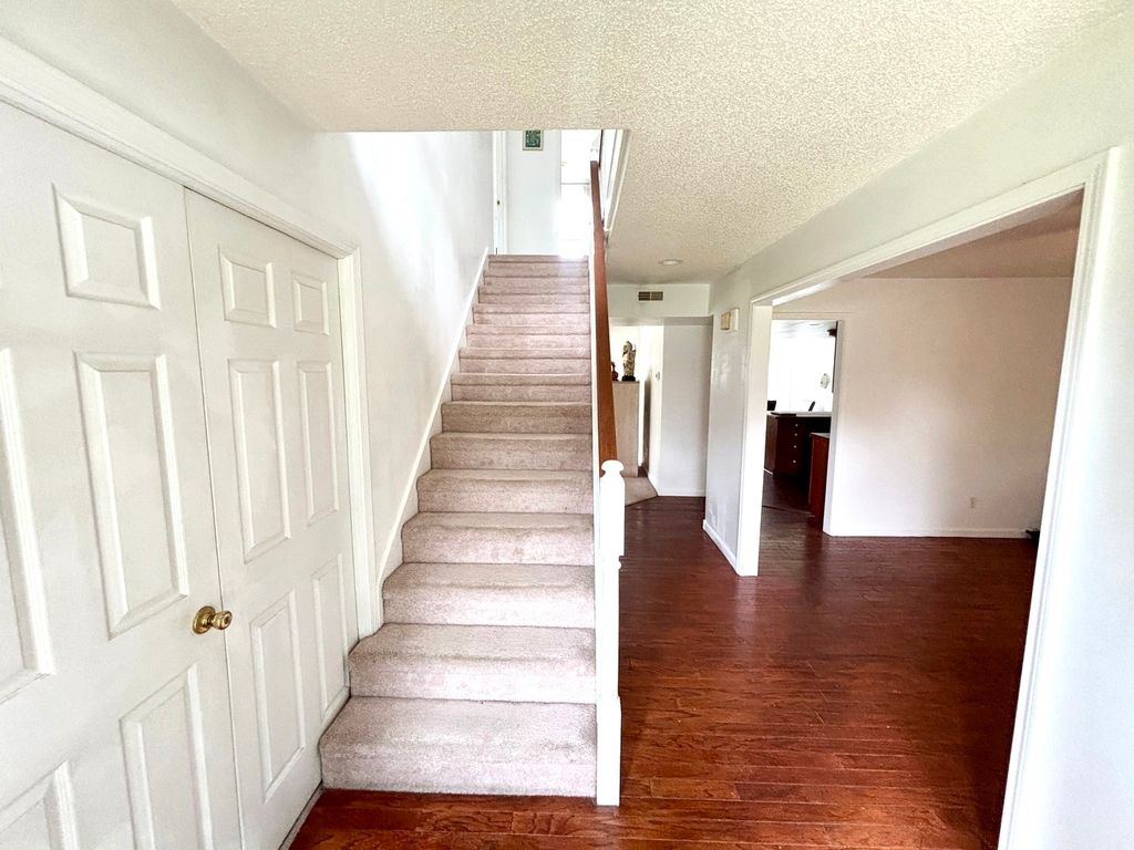 Image 2 of property listing at 1409 Plum Avenue, Mt Vernon, IL 62864