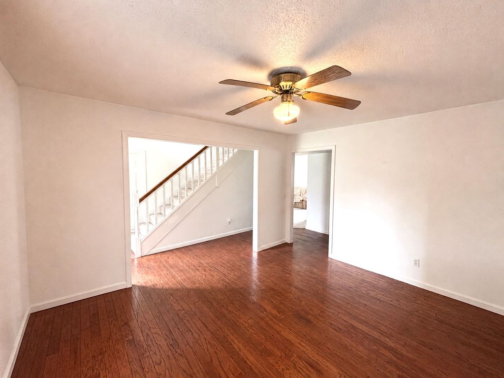 Image 3 of property listing at 1409 Plum Avenue, Mt Vernon, IL 62864