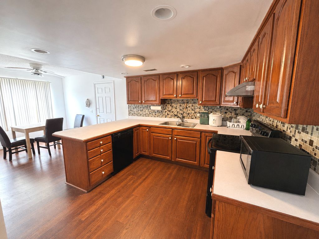 Image 4 of property listing at 1409 Plum Avenue, Mt Vernon, IL 62864
