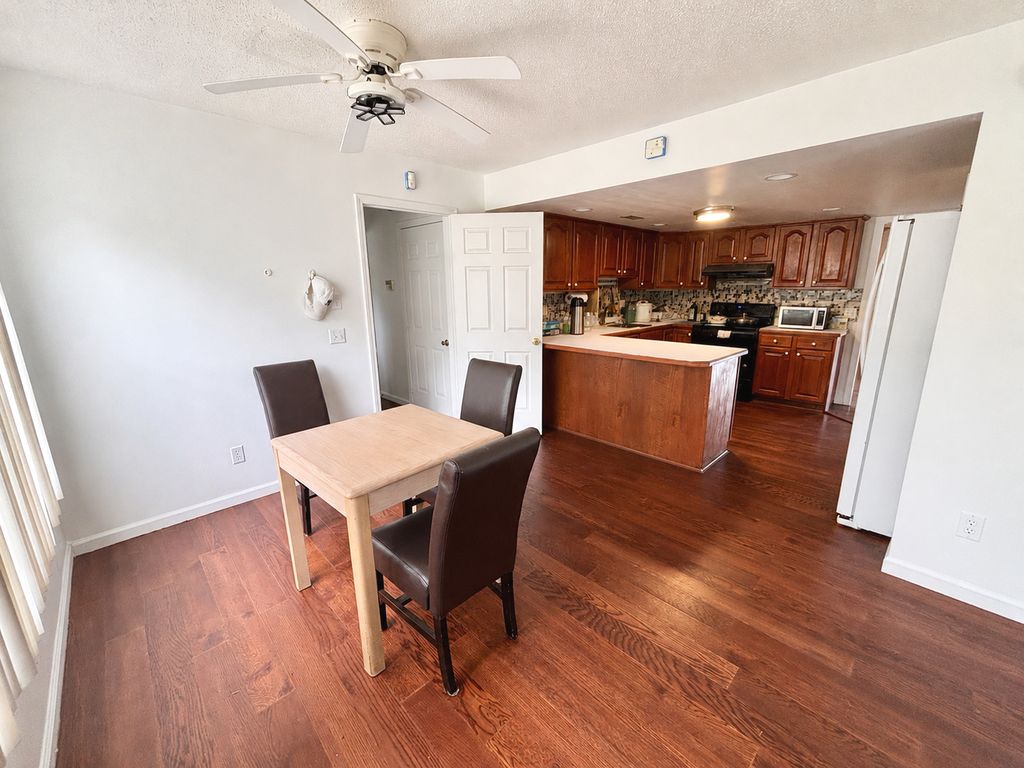 Image 5 of property listing at 1409 Plum Avenue, Mt Vernon, IL 62864