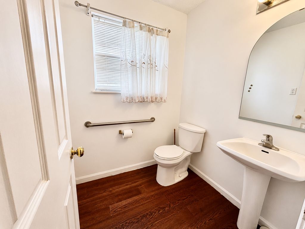 Image 6 of property listing at 1409 Plum Avenue, Mt Vernon, IL 62864