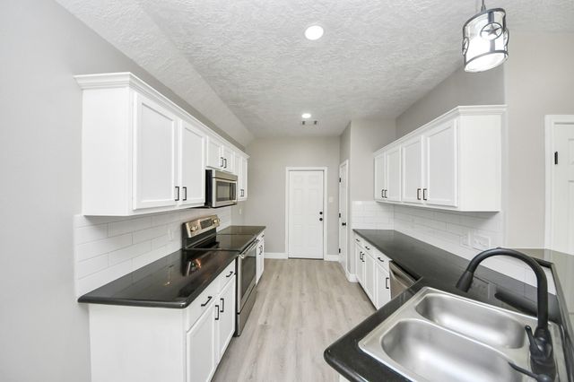 1105 E Kyle Road, Clute, TX 77531