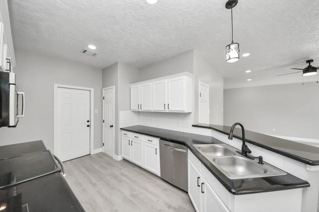 1105 E Kyle Road, Clute, TX 77531
