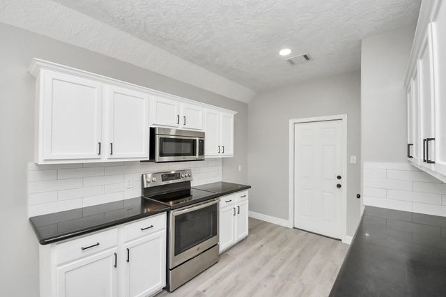 1105 E Kyle Road, Clute, TX 77531