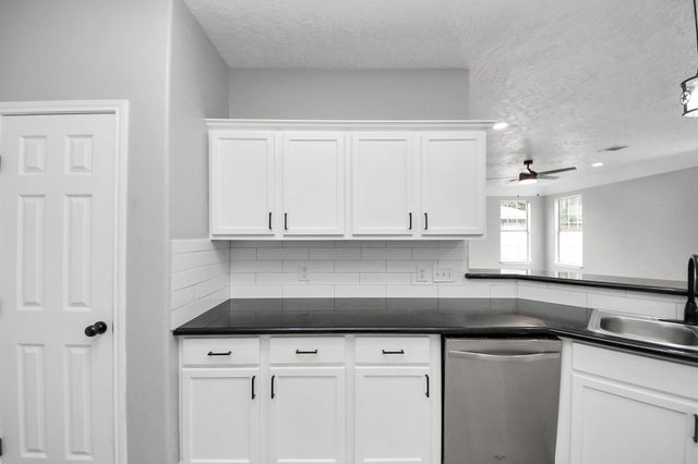 1105 E Kyle Road, Clute, TX 77531