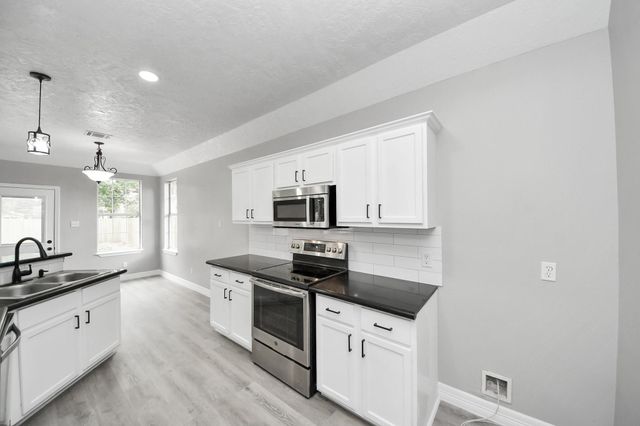 1105 E Kyle Road, Clute, TX 77531