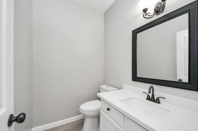 1105 E Kyle Road, Clute, TX 77531
