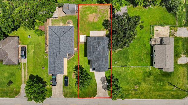 1105 E Kyle Road, Clute, TX 77531