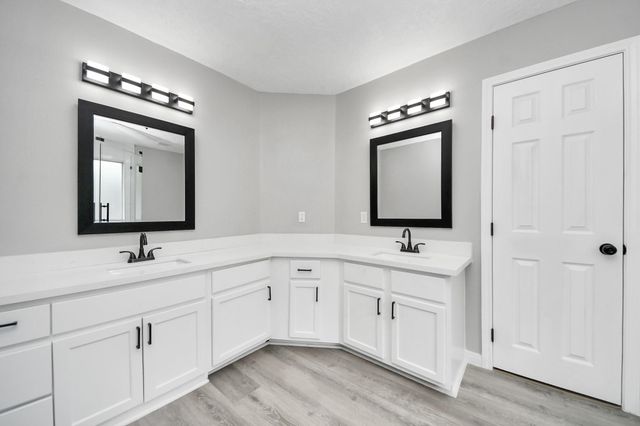 1105 E Kyle Road, Clute, TX 77531