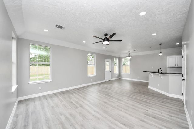 1105 E Kyle Road, Clute, TX 77531