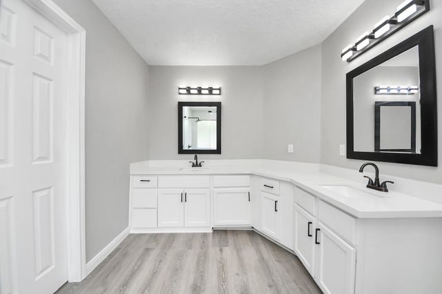 1105 E Kyle Road, Clute, TX 77531