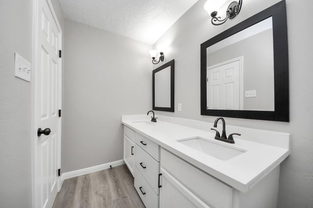 1105 E Kyle Road, Clute, TX 77531