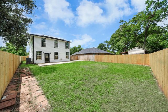 1105 E Kyle Road, Clute, TX 77531