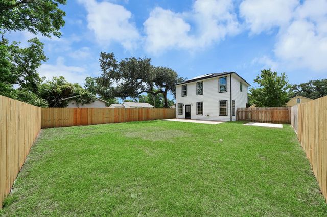 1105 E Kyle Road, Clute, TX 77531