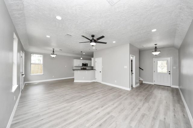 1105 E Kyle Road, Clute, TX 77531