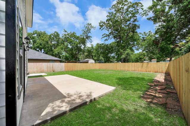 1105 E Kyle Road, Clute, TX 77531