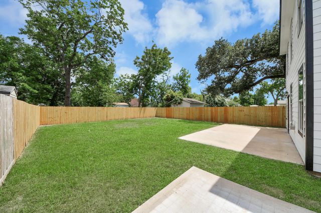 1105 E Kyle Road, Clute, TX 77531