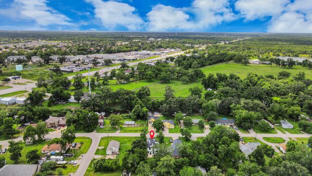 1105 E Kyle Road, Clute, TX 77531