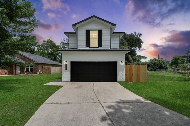 1105 E Kyle Road, Clute, TX 77531