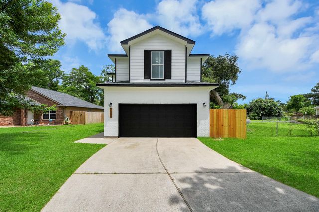 1105 E Kyle Road, Clute, TX 77531