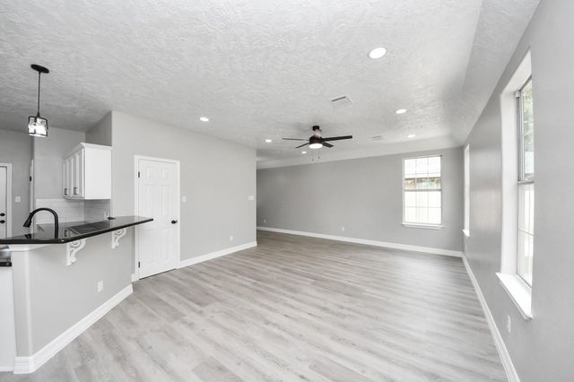 1105 E Kyle Road, Clute, TX 77531