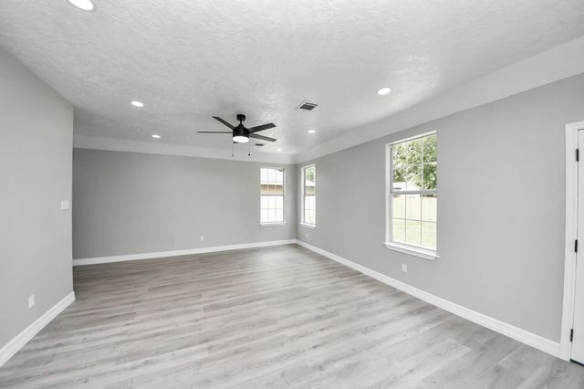 1105 E Kyle Road, Clute, TX 77531