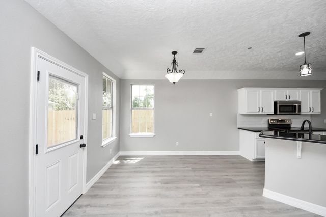 1105 E Kyle Road, Clute, TX 77531
