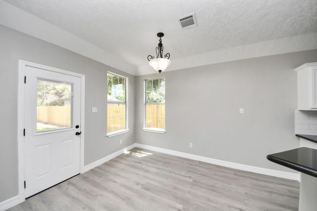 1105 E Kyle Road, Clute, TX 77531